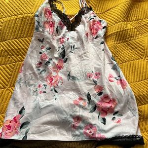 NWOT Women’s Floral Secret Treasures Nightgown Small